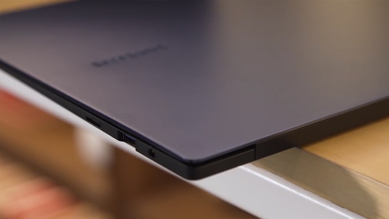 Samsung Galaxy Book Pro has an extremely thin and light design.