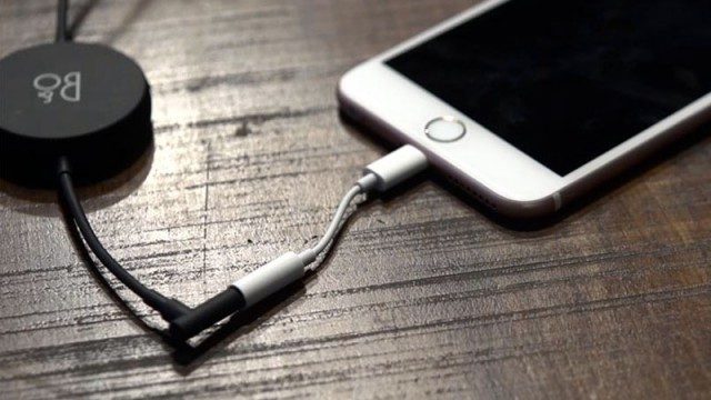 Cause of iPhone headphone jack error