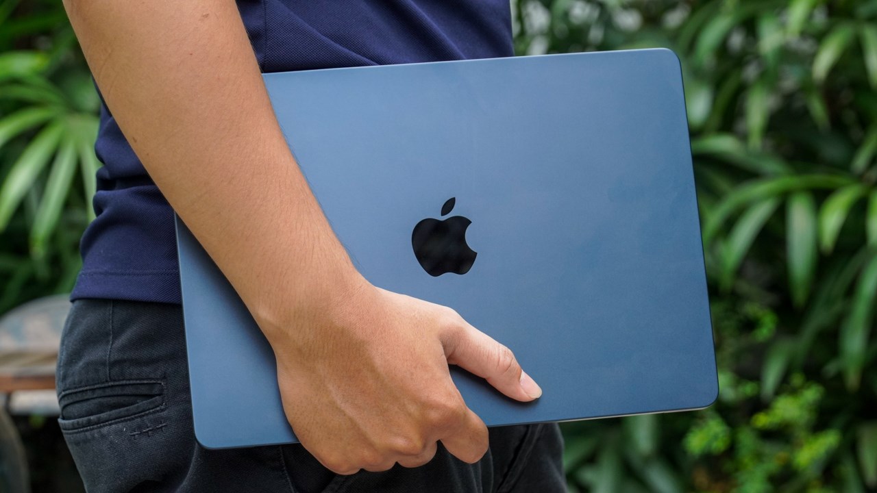 The compactness of the MacBook Air M2 helps me comfortably carry it anywhere.